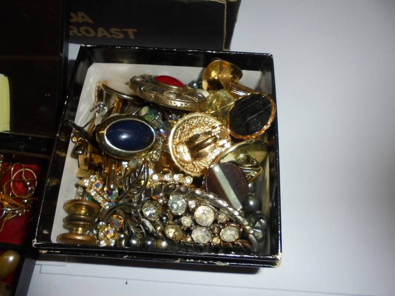 A mixed lot of costume jewellery including necklaces, earrings, pendants etc., - Image 4 of 4