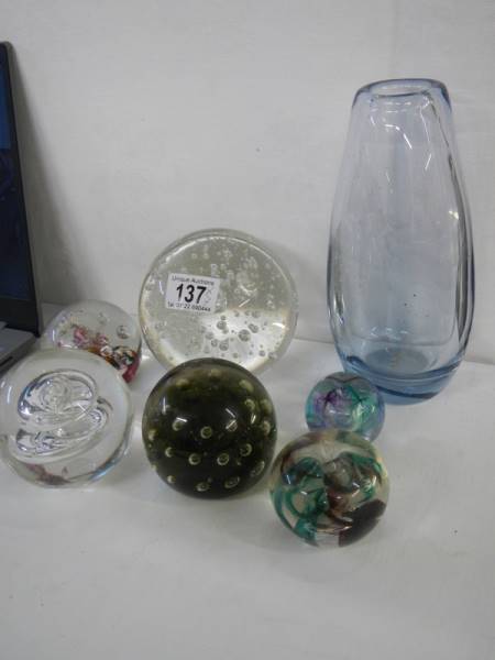 A collection of glass paperweights and a heavy glass vase. - Image 3 of 3