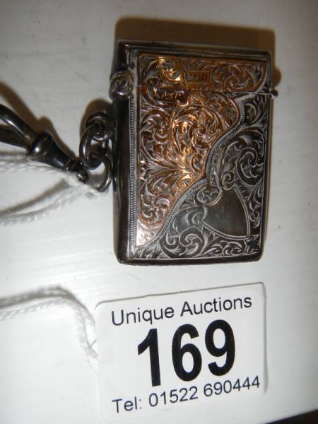 A hall marked silver vesta case with gold (375) mounts, in good condition. - Image 4 of 6
