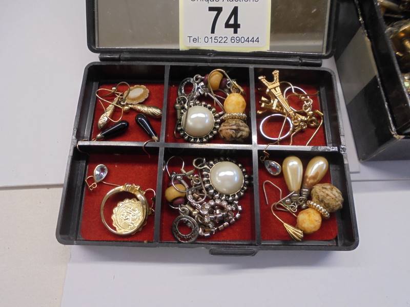 A mixed lot of costume jewellery including necklaces, earrings, pendants etc., - Image 3 of 4