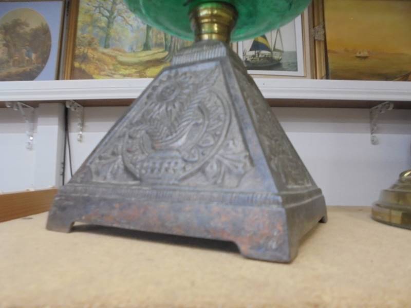 An early 20th century oil lamp on cast iron base with green glass font and chimney. COLLECT ONLY. - Bild 2 aus 3