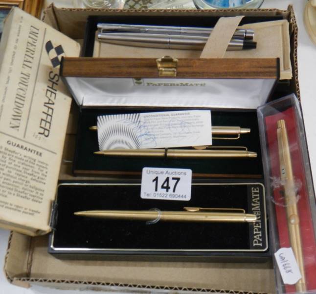 A collection of pens including Papermate, Shaeffer etc., some with gold nibs. - Image 4 of 6