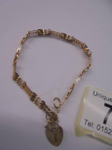 A 9ct gold bracelet with heart padlock. 2.53 grams. - Image 2 of 2