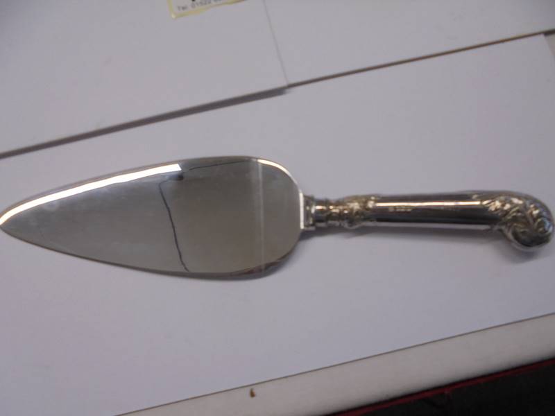 A silver handled cake slice and a carving set with silver mounts (knife a/f). - Image 2 of 7