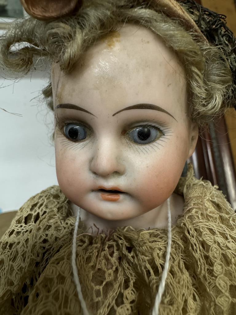 A 19th century German porcelain musical doll, AM10/OXDEP. 3200, not working. - Image 2 of 3