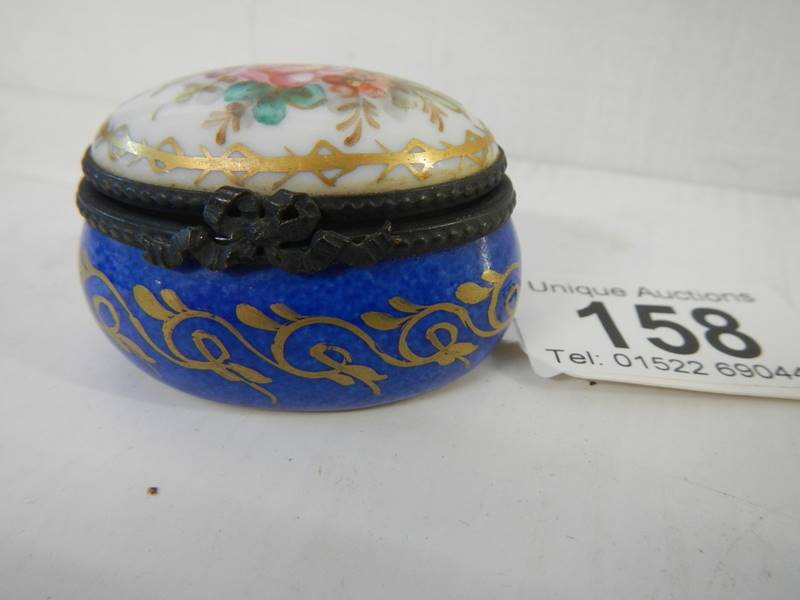 A good small early 20th century hand painted porcelain patch/pill box. - Image 3 of 4