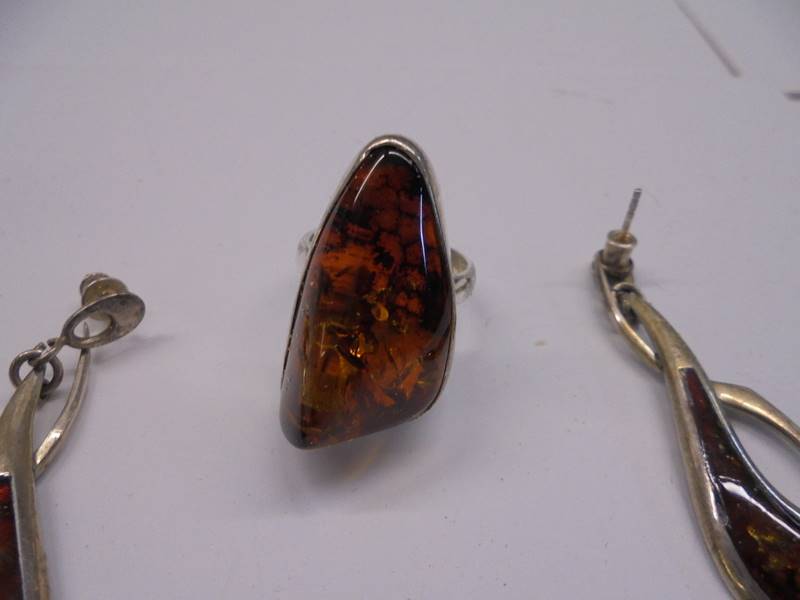 A silver and amber ring, size N and a pair of white metal and amber earrings. - Image 3 of 4