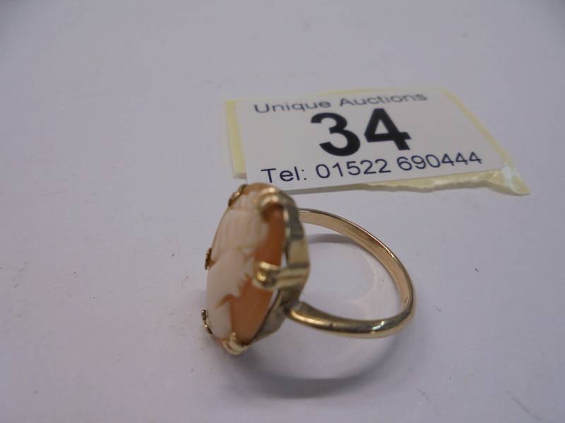 A vintage 9ct gold cameo ring profile of a young woman, size J half, 2.3 grams. - Image 2 of 2