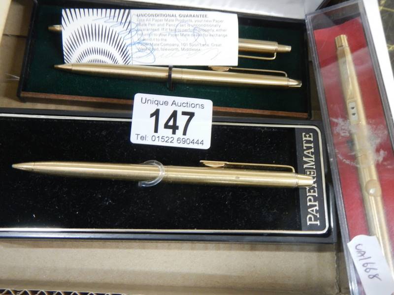 A collection of pens including Papermate, Shaeffer etc., some with gold nibs. - Image 6 of 6