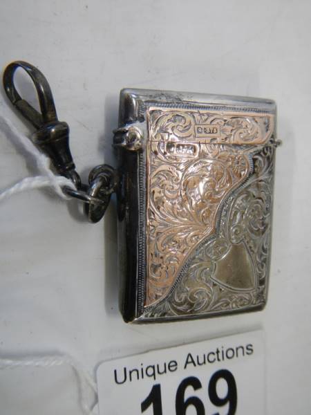 A hall marked silver vesta case with gold (375) mounts, in good condition. - Image 5 of 6
