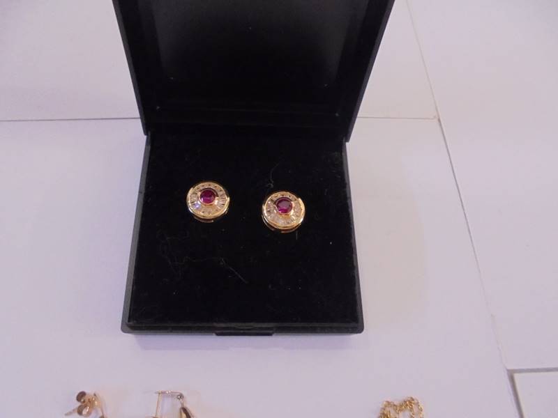 A pair of 18ct (575) gold earrings, a pair of 9ct gold earrings, a 9ct gold cross on chain (2.2 g) - Image 4 of 4