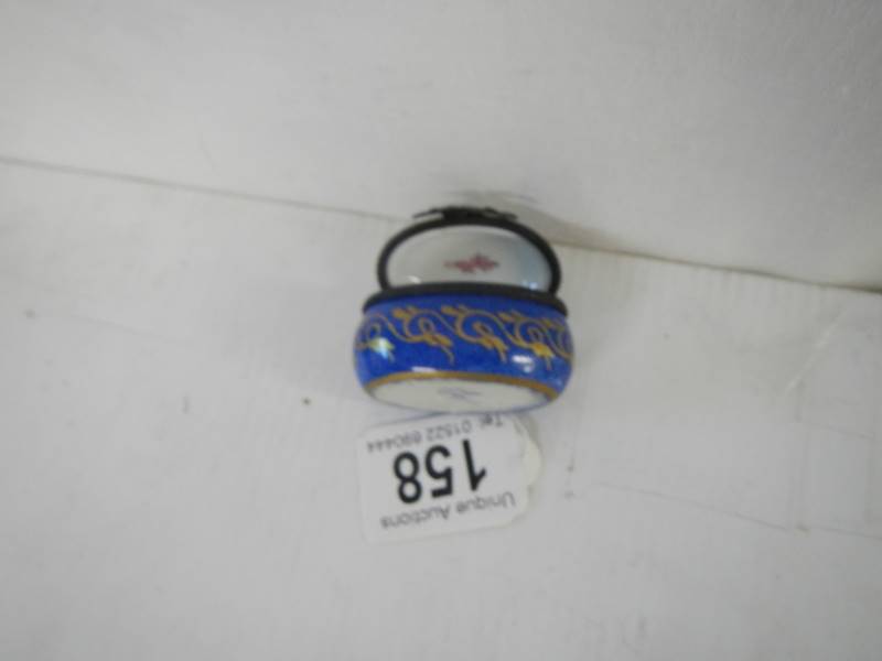 A good small early 20th century hand painted porcelain patch/pill box. - Image 4 of 4