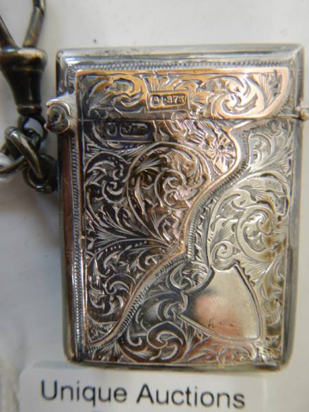A hall marked silver vesta case with gold (375) mounts, in good condition. - Image 2 of 6