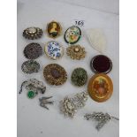 A mixed lot of good costume brooches, fifteen in total.