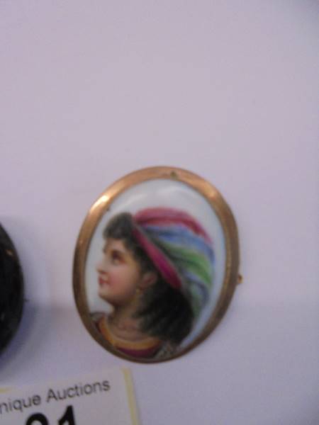 A hand painted brooch in a 9ct gold mount and another brooch. - Image 2 of 5