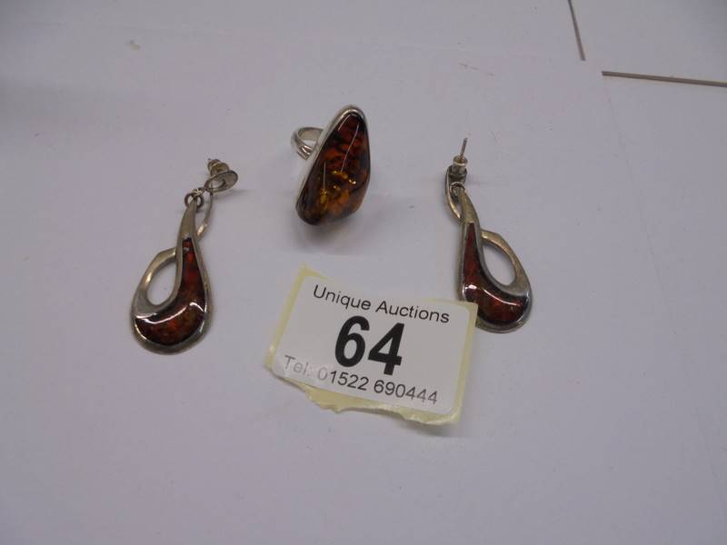 A silver and amber ring, size N and a pair of white metal and amber earrings. - Image 4 of 4