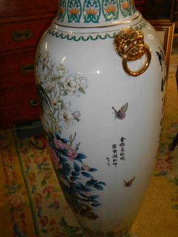 A tall Chinese vase in good condition, approximately 130 cm tall. COLLECT ONLY. - Image 2 of 3