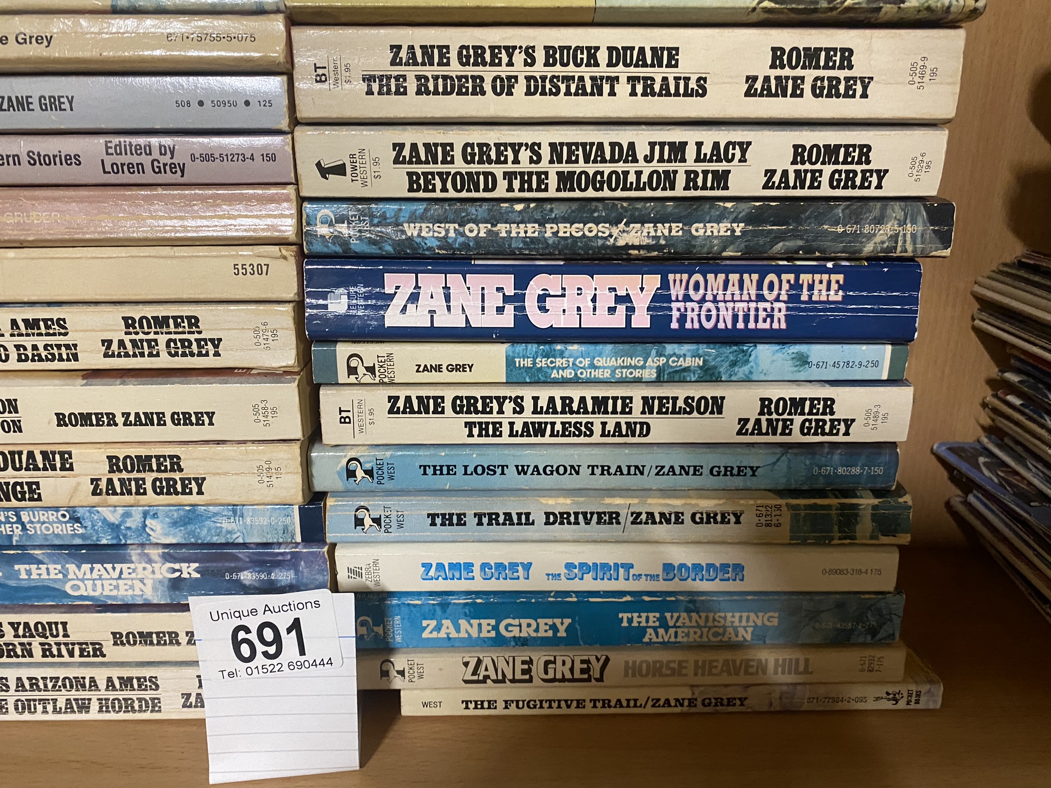 A collection of approximately 32 vintage Zane Grey Western paperbacks - Image 5 of 5