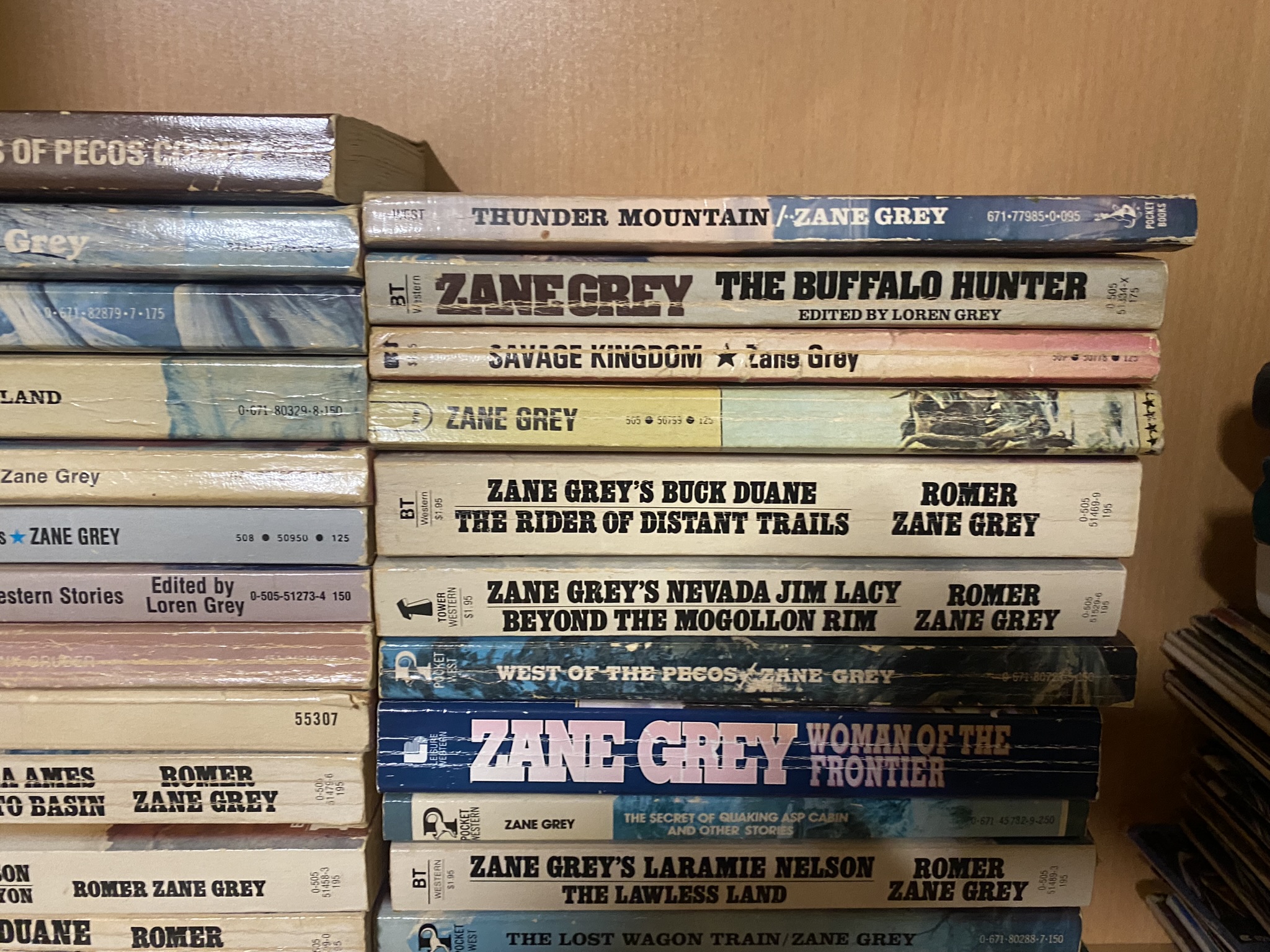 A collection of approximately 32 vintage Zane Grey Western paperbacks - Image 4 of 5