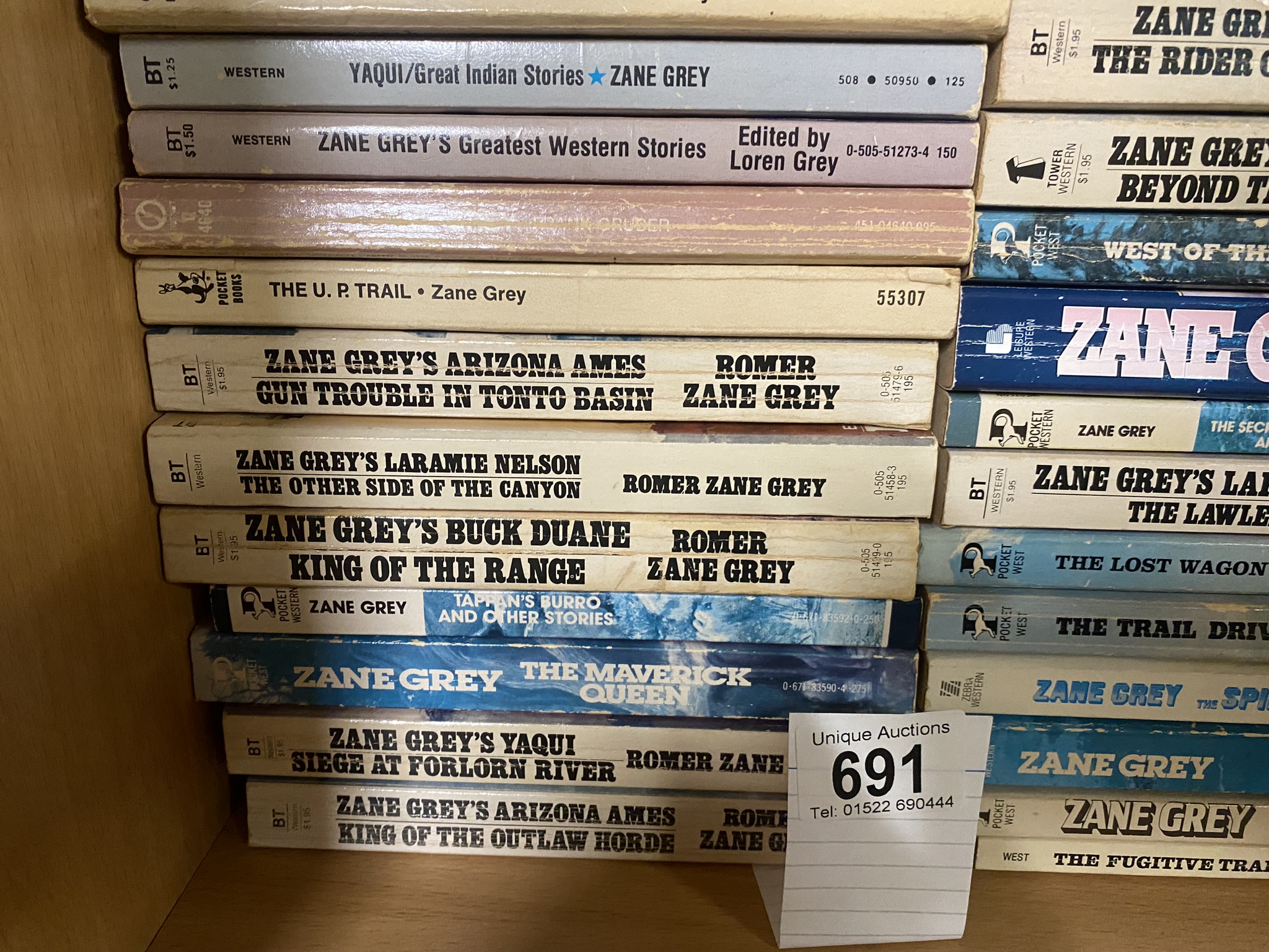 A collection of approximately 32 vintage Zane Grey Western paperbacks - Image 3 of 5