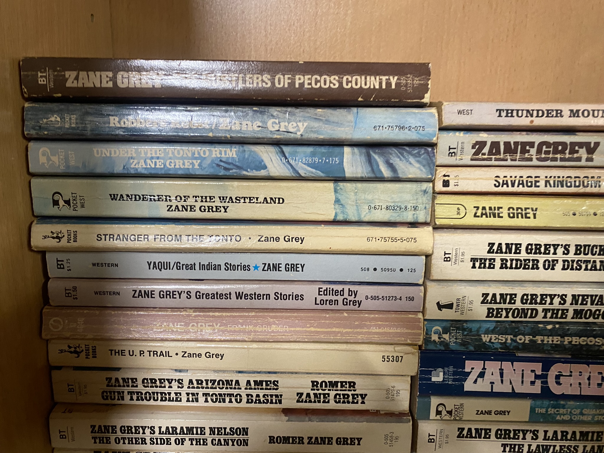 A collection of approximately 32 vintage Zane Grey Western paperbacks - Image 2 of 5