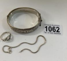 A silver bangle, rings & bracelet (23.36g)