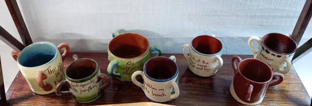 2 shelves of Torquay ware small loving cups - Bild 3 aus 3