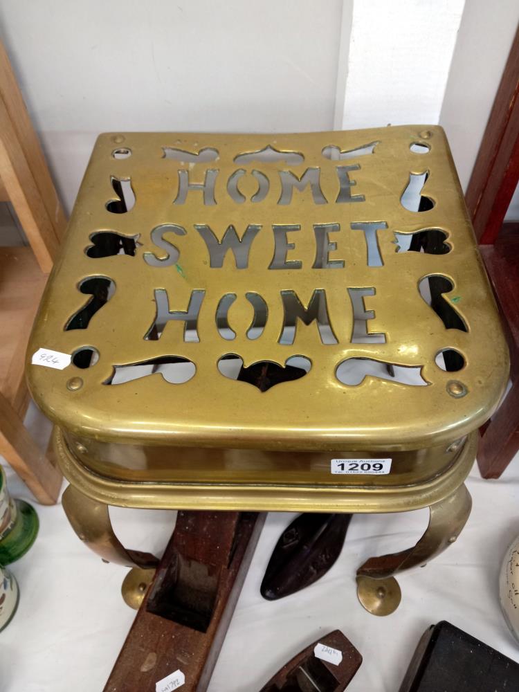 A Victorian brass home sweet home footman - Image 2 of 2