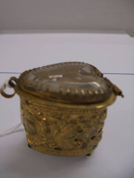 An ornate heart shaped ring box with glass top. - Image 2 of 4