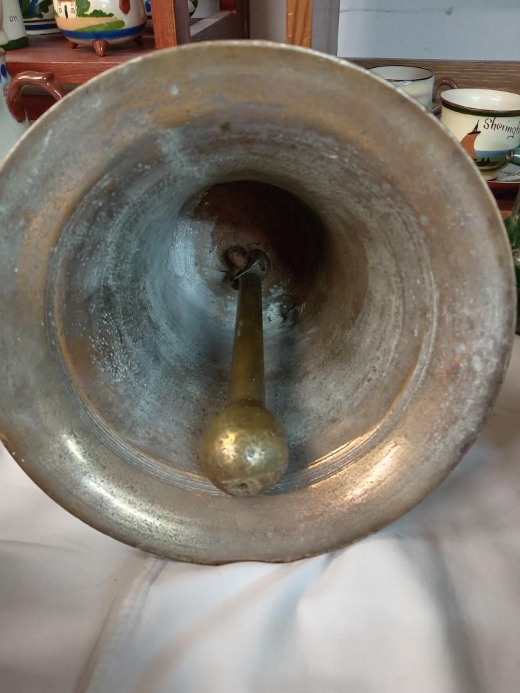 A late Victorian brass ship's bell marked DIANE R.Y.S. - Bild 2 aus 3