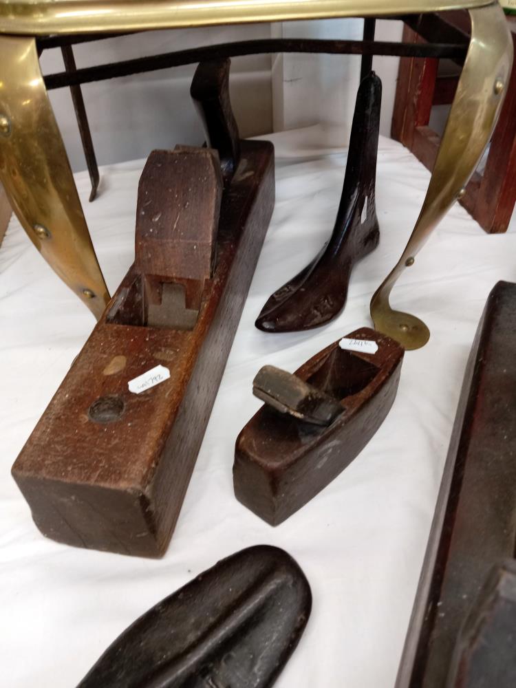 3 Metal shoe stretchers & 5 Vintage wooden planes - Image 2 of 4