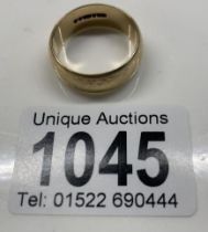 A 9ct Gold band (6.64g)