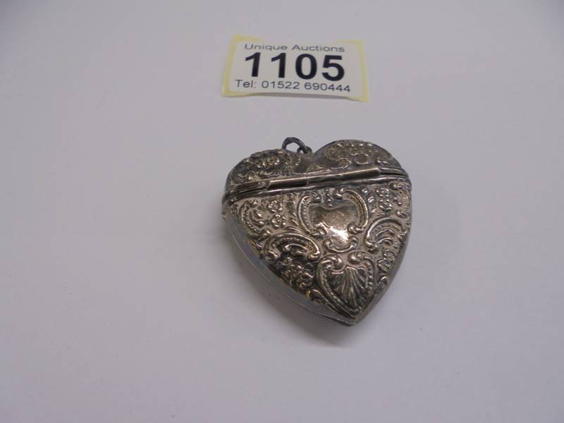 A heart shaped silver pill box/pendant. - Bild 2 aus 3