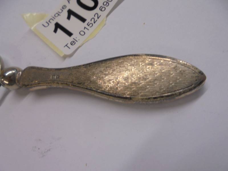 A silver handled magnifying glass. - Image 2 of 3