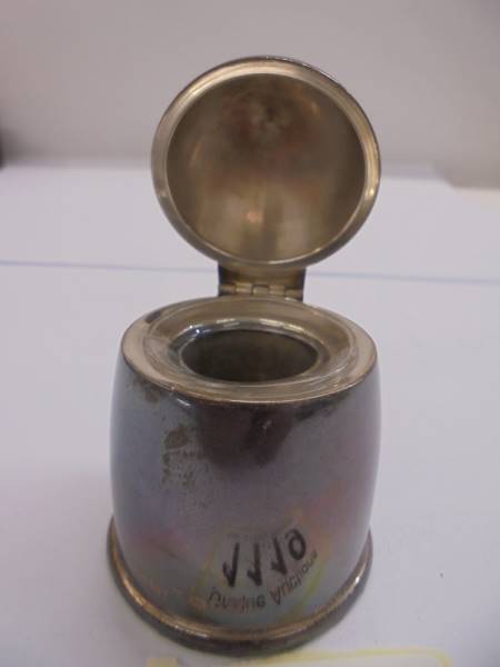 A silver bullet shaped inkwell. - Bild 2 aus 2
