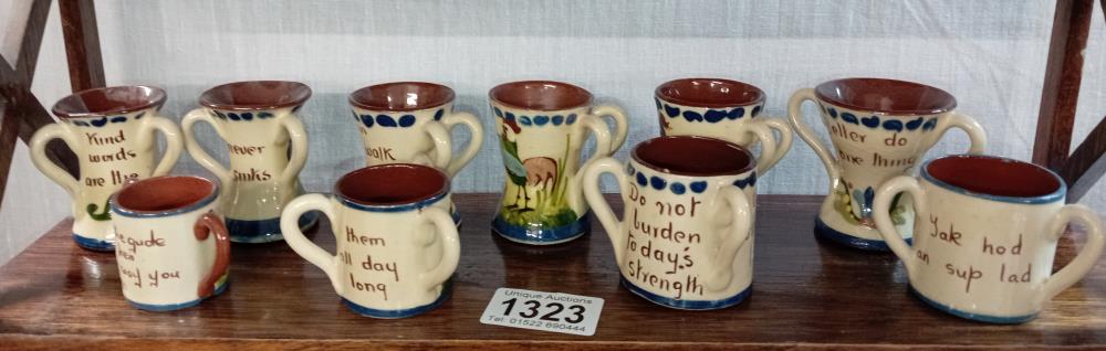 2 shelves of Torquay ware small loving cups - Bild 2 aus 3