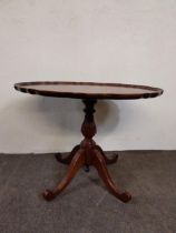 Mahogany pie crust lamp table raised on turned column and four outswept legs {45 cm H x 61 cm W x