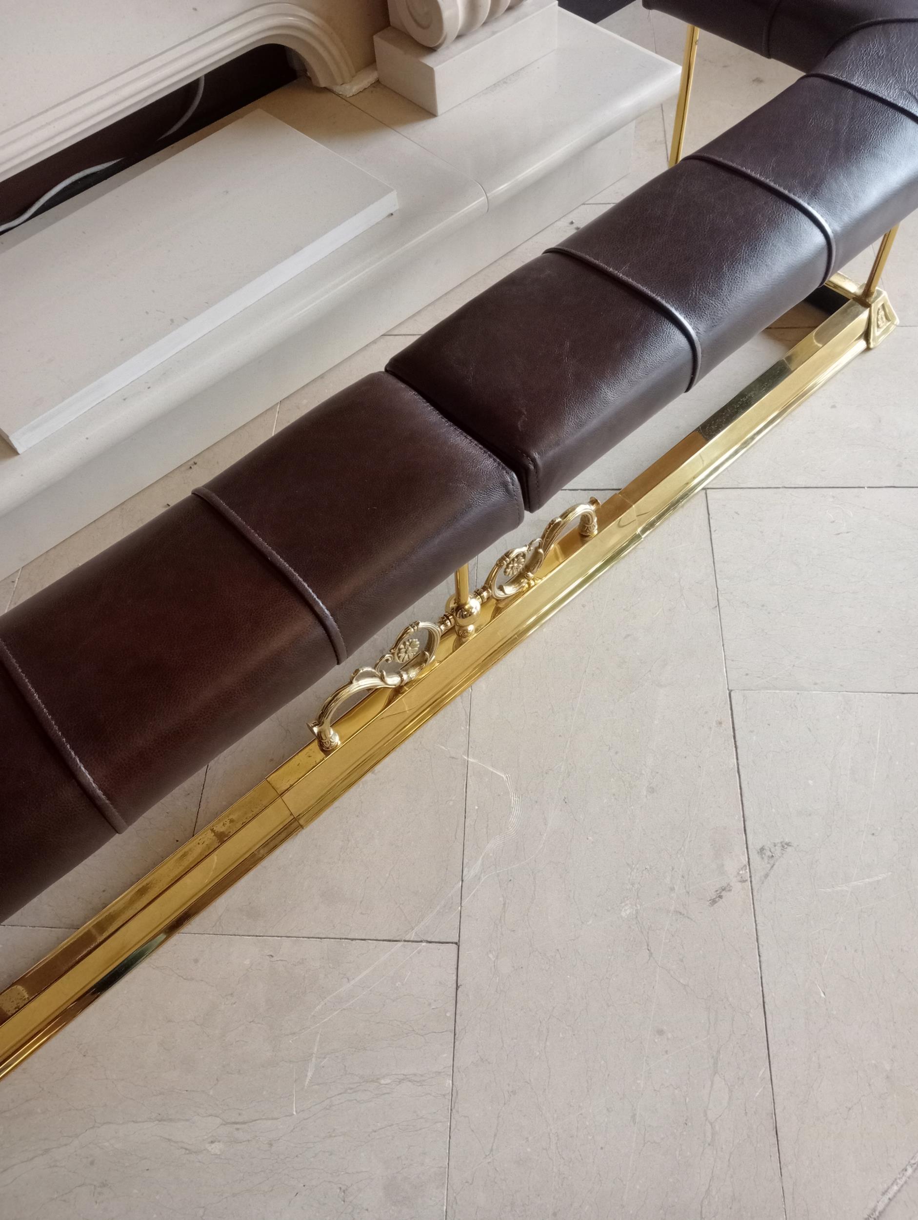 Brass club fender with leather upholstered seat {H 43cm x W 180cm x D 50cm inside W 156cm }. - Image 6 of 7
