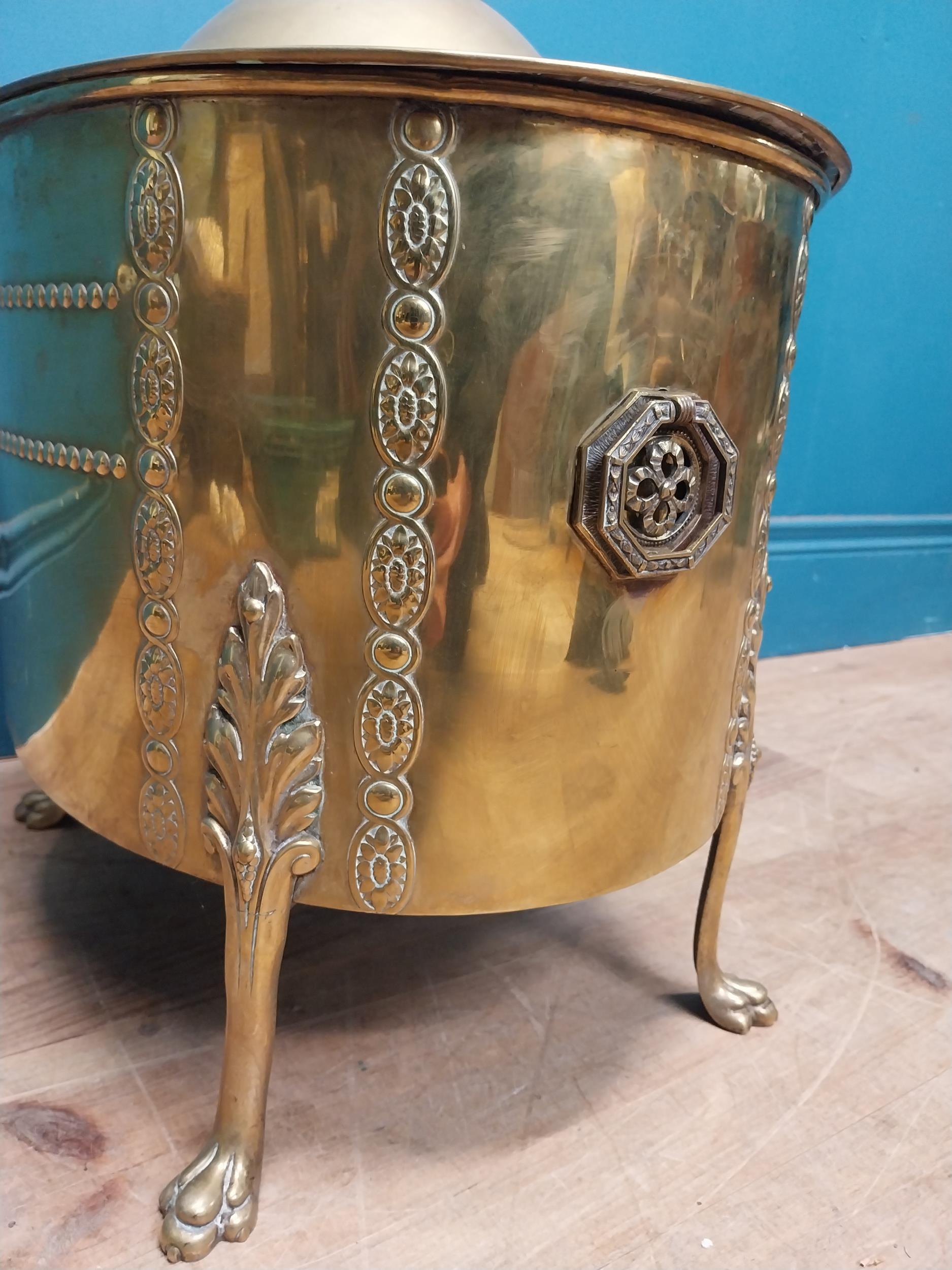 Edwardian brass decorative lidded coal bucket on three claw feet. {47 cm H x 40 cm W x 31 cm D}. - Image 6 of 8