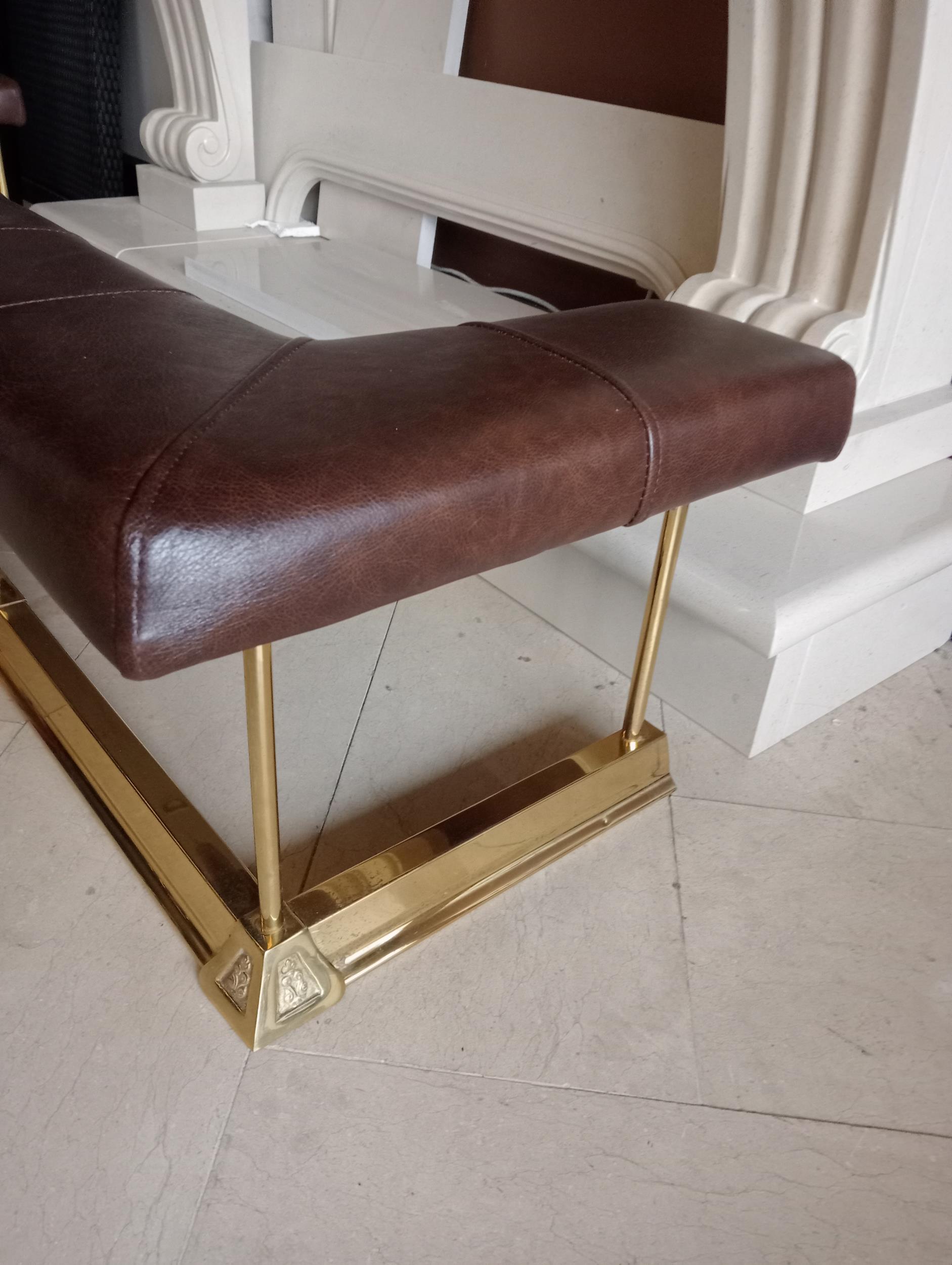 Brass club fender with leather upholstered seat {H 43cm x W 180cm x D 50cm inside W 156cm }. - Image 2 of 7