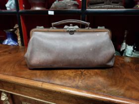 Early 20th C. gladstone bag {24 cm H x 43 cm W x 16 cm D}.