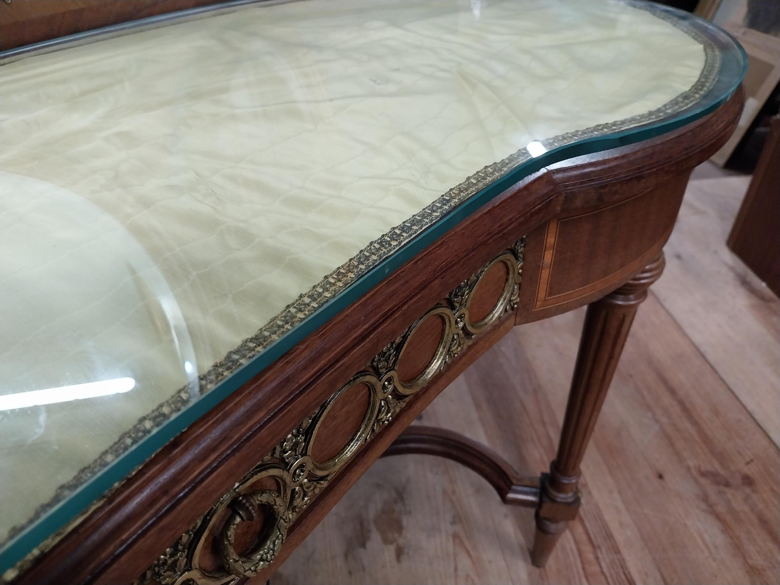 Edwardian Kingwood dressing table with glass top, ormolu mounts and single drawer in the frieze - Image 4 of 9