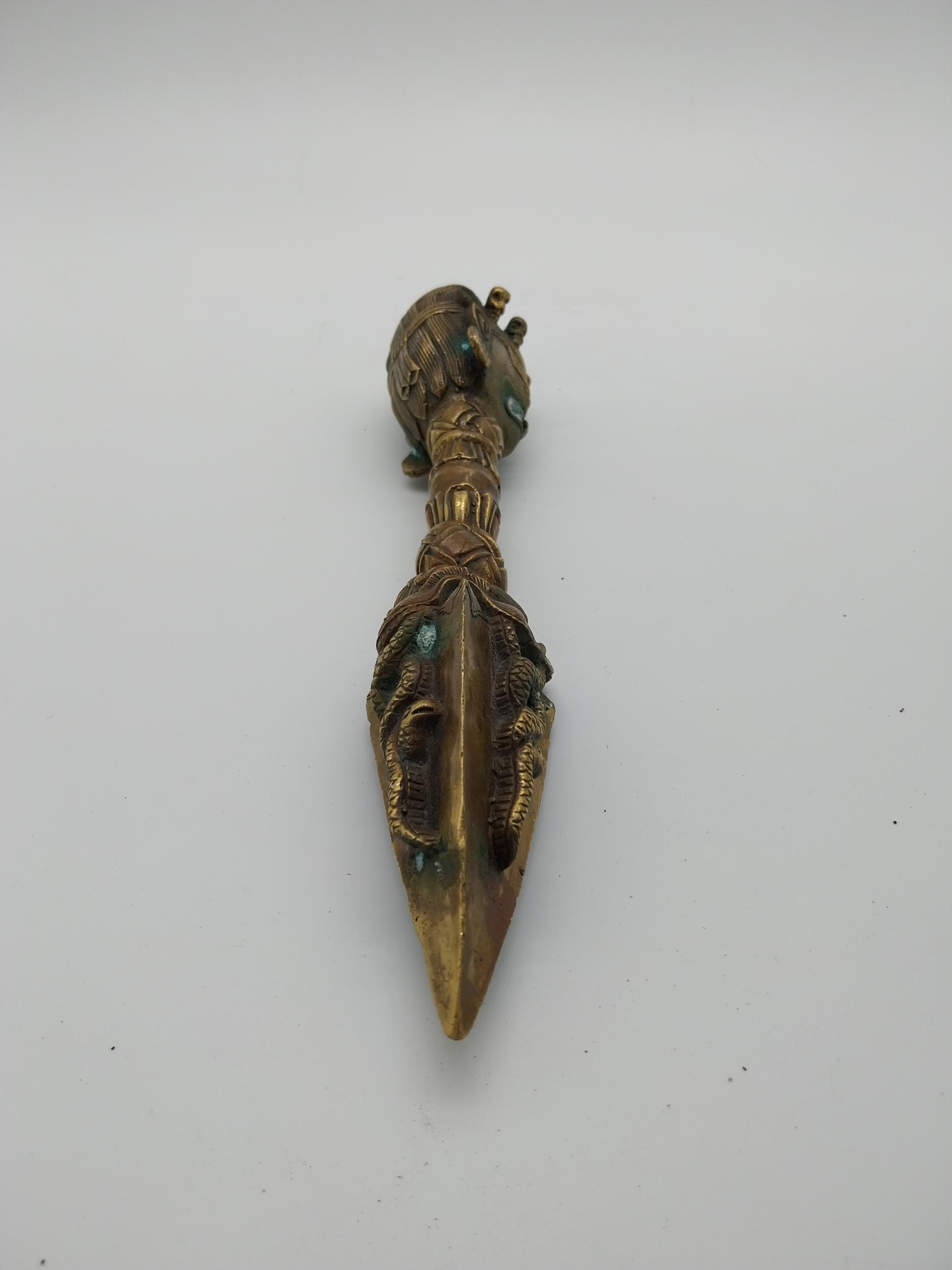 Decorative bronze oriental dagger. {32 cm H x 7 cm W x 7 cm D}. - Image 2 of 5