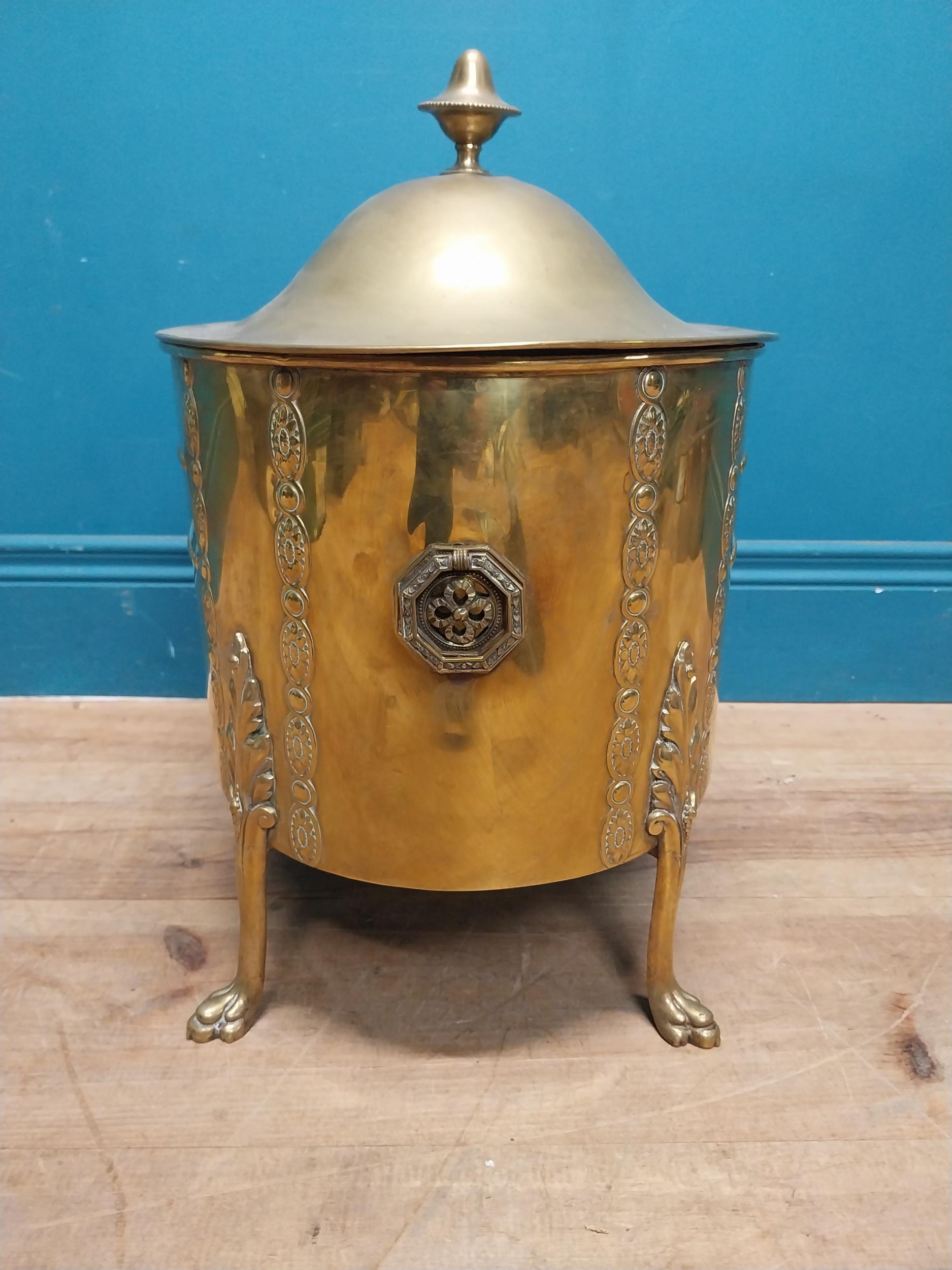 Edwardian brass decorative lidded coal bucket on three claw feet. {47 cm H x 40 cm W x 31 cm D}. - Image 5 of 8