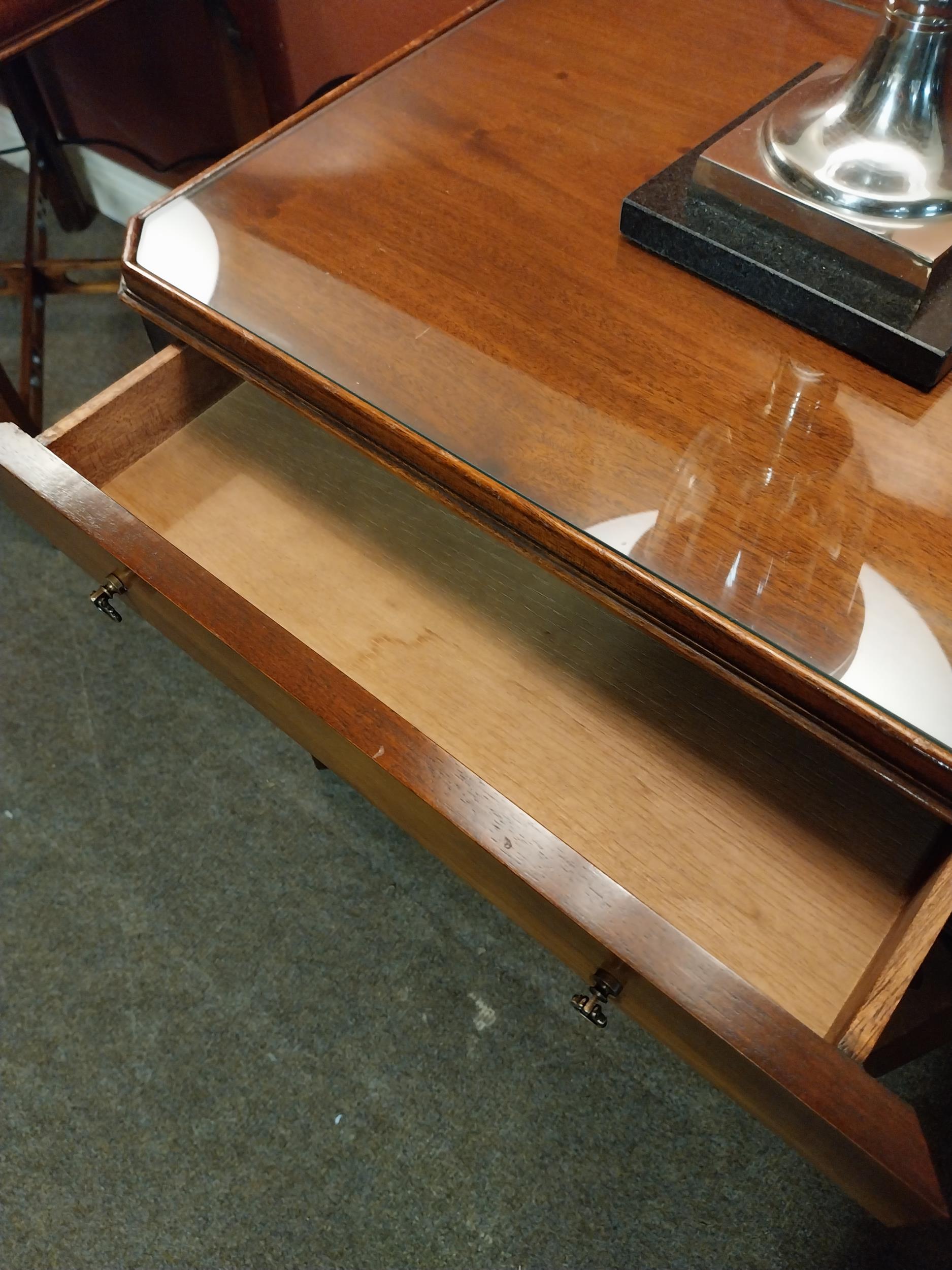 Pair of good quality mahogany bedside tables with single drawer in the frieze raised on square - Image 4 of 7