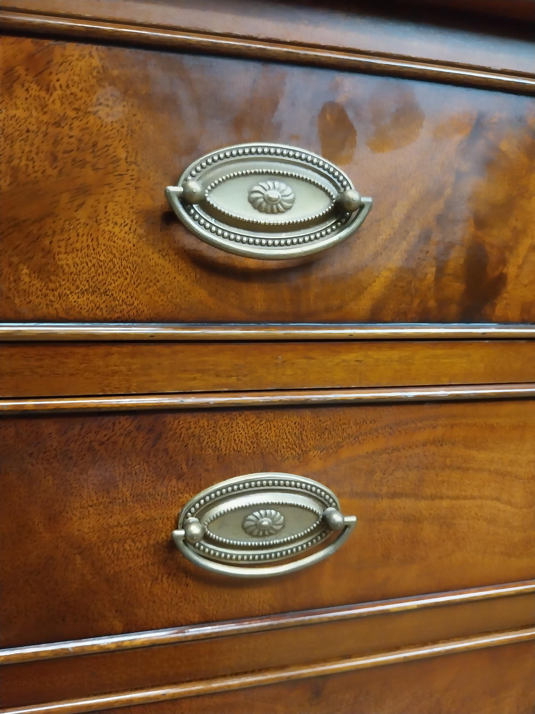 Good quality mahogany chest of drawers of neat proportions raised on bracket feet. {64 cm H x 45 - Image 6 of 6