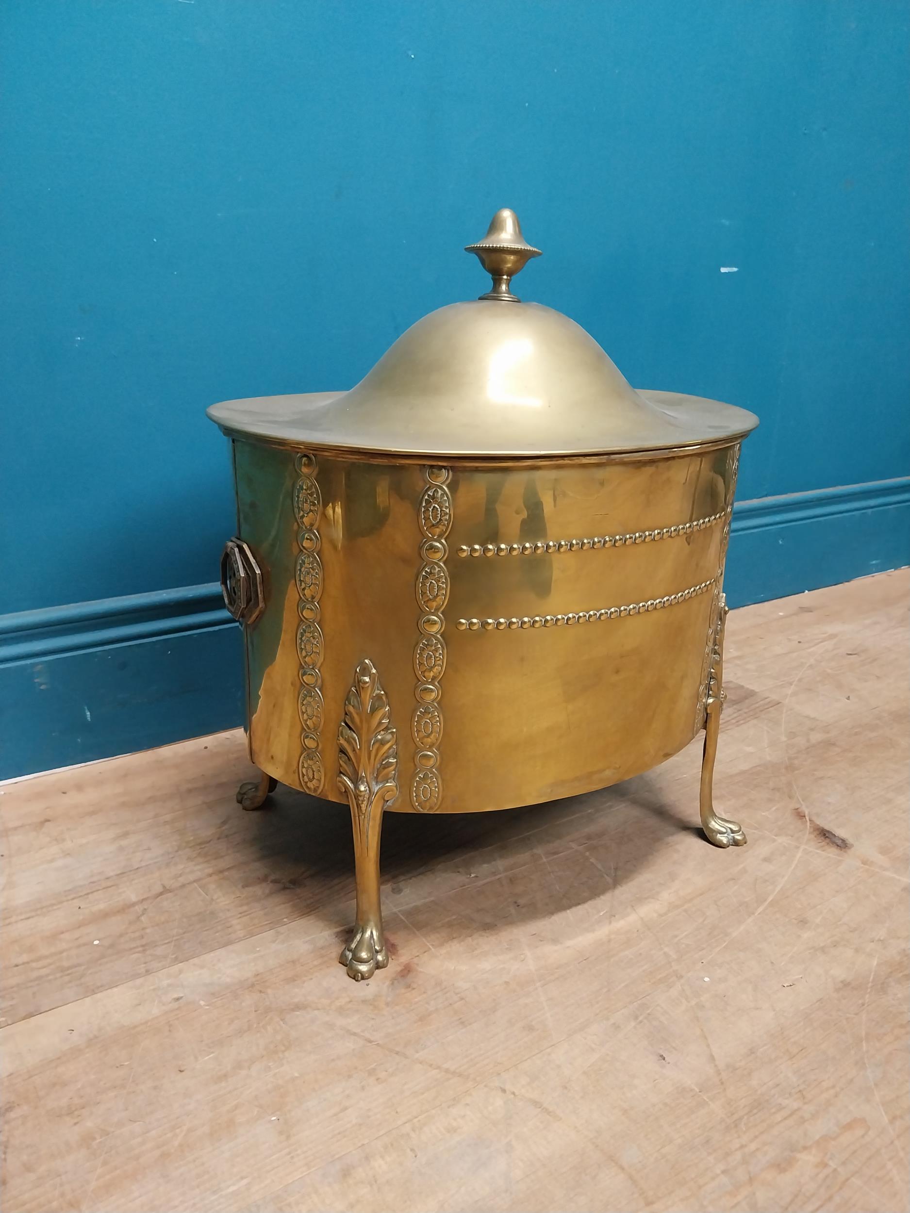 Edwardian brass decorative lidded coal bucket on three claw feet. {47 cm H x 40 cm W x 31 cm D}. - Image 3 of 8