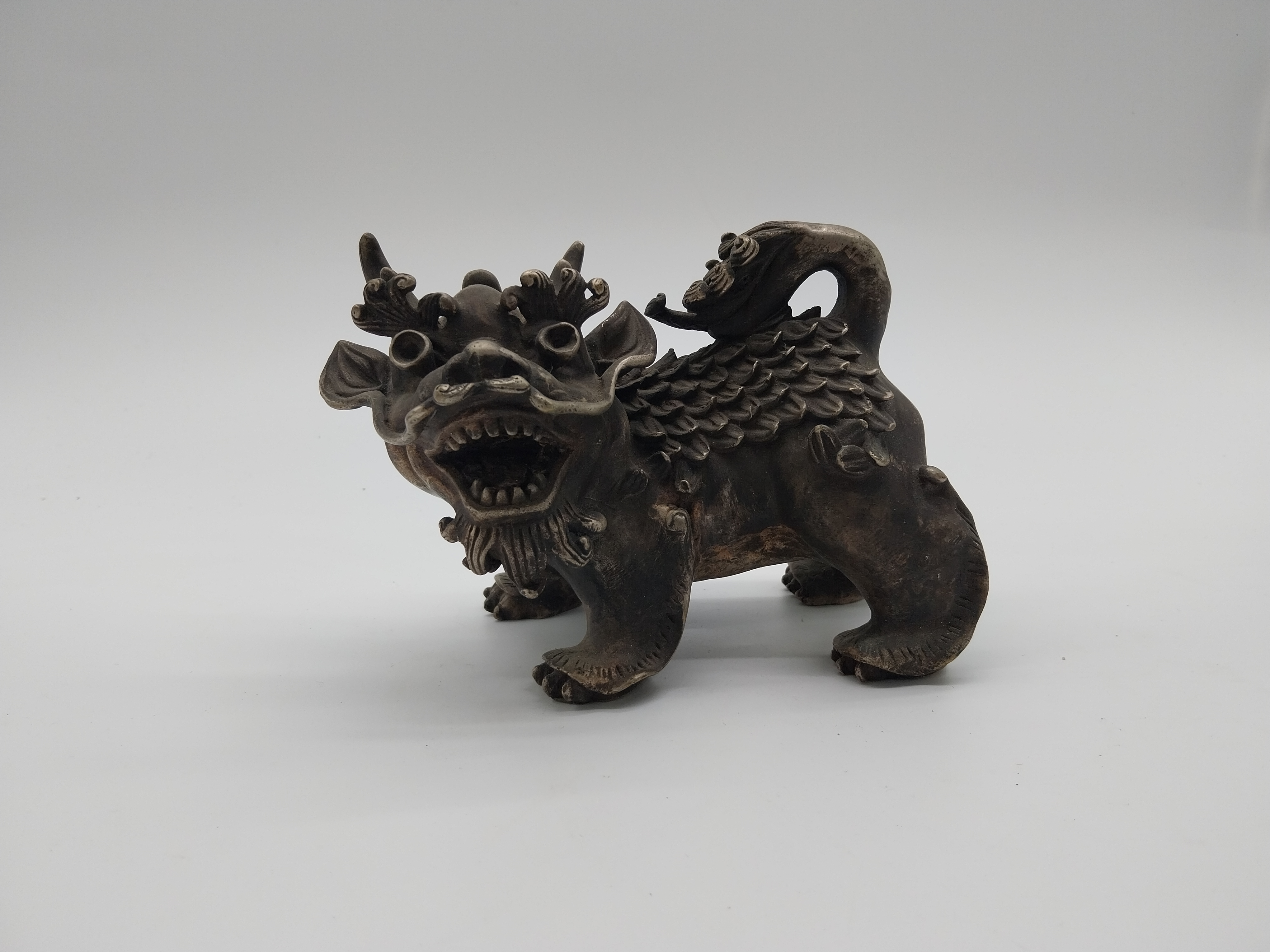 White metal Chinese Dog of Fu. {24 cm H x 19 cm W x 12 cm D}. - Image 5 of 5