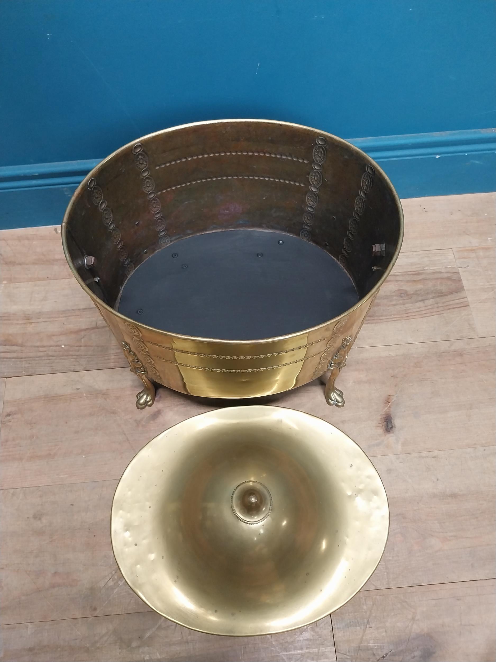 Edwardian brass decorative lidded coal bucket on three claw feet. {47 cm H x 40 cm W x 31 cm D}. - Image 4 of 8