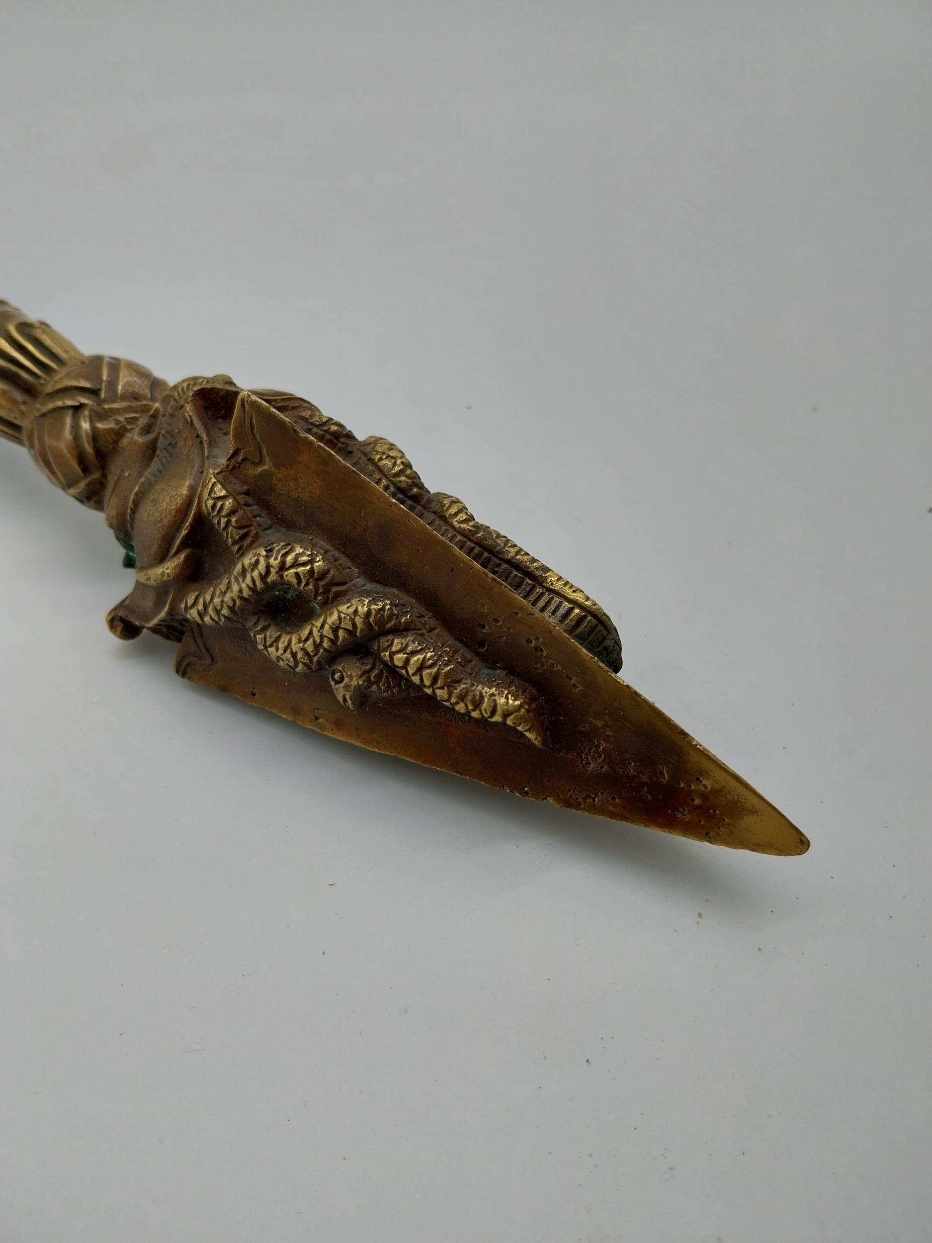 Decorative bronze oriental dagger. {32 cm H x 7 cm W x 7 cm D}. - Image 3 of 5